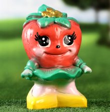 Фигура Девочка Клубничка 21см красная 10386306