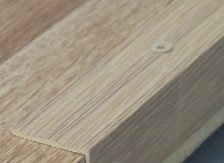 Порог АЛ-169 угол 1,0 м дуб 23х23 мм