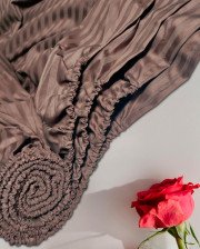 Простынь на резинке страйп-сатин 160х200х28 см шоколад Mariya DeLuxe