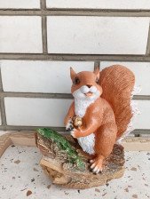 Фигура Белочка с орешком на пне Н-25см ФП248