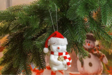 Украшение новогоднее Шар 10см Снеговик с красным шарфом SFOP22090-B
