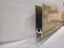 Профиль горизонтальный нижний дуб светлый глянец 2,95м