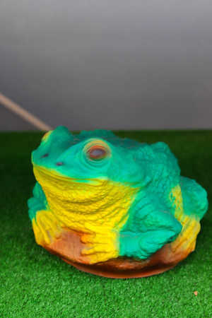 Фигура Большая жаба на камне